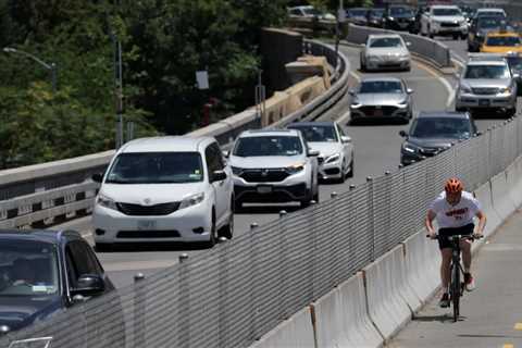 U.S. awarding $800 million to improve roads, cut traffic deaths