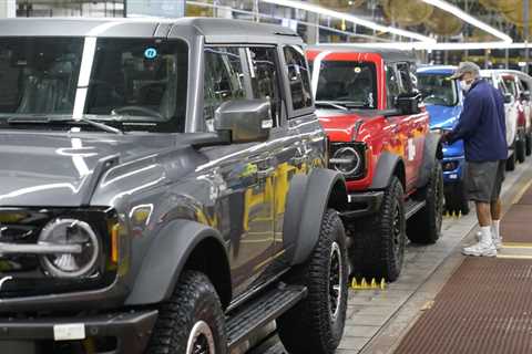 Jeep Wrangler outselling Ford Bronco so far in 2023, but it's close