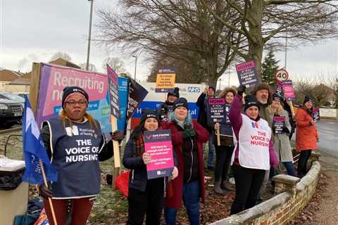 Nurses begin voting on NHS pay offer in England