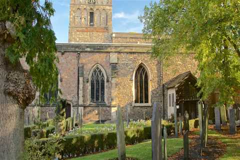 Exploring the Unique Features and Decorations of Churches in Leicester