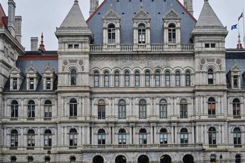 NY Government Asks Appellate Court to Lift Injunction on Lawmakers' Outside Earnings Cap